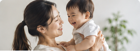 子どもを抱く女性